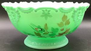 lot 129 image: Antique Tartentum Painted Glass Pomono Green Uranium Custard Glass Berry Bowl  8.75 Round x 4.25 H