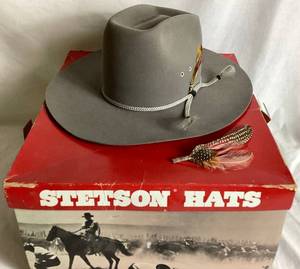 lot 20 image: Smoke Grey Top Rail Style WF2527 Stetson 4X Beaver Fur Felt Cowboy Hat Size 7 14 - 58 with Rope Band and Feather Accent (Comes with Original Box)