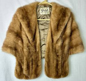 lot 12 image: Gruidl Furs Minneapolis Vintage Mink Hand-warmer Shrug, one size fits most