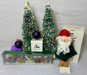 lot 379 image: Dept 56 Christmas Bundle