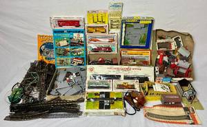lot 381 image: Bachmann HO Scale Electric Train Set with Trains including Northern 4-8-4 & 52 Tender in Original Boxes, Tracks and Buildings