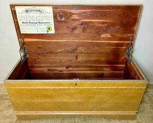 lot 385 image: Vintage Bluebird Cedar Chest