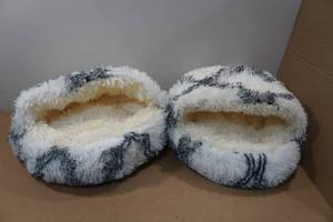 lot 9 image: Set of Two Small Pet BedsCaves