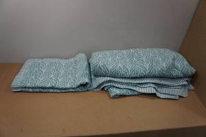 lot 22 image: King Comforter with 2 Pillowcases