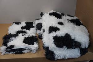 lot 43 image: Queen Plush Blanket with 2 Pillowcases