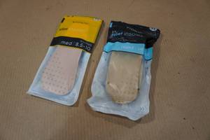 lot 71 image: 2 Vionic Relief Insoles - Medium