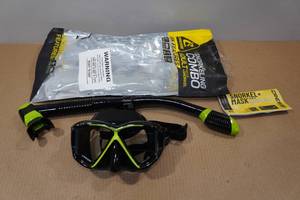 lot 74 image: Cressi Pano 4 Snorkel Set