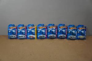 lot 119 image: 8 Hot Wheels - Team Custom Bikes