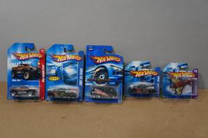 lot 125 image: 5 Hot Wheels - Web Trading Cars, 2007 All Stars, GMC Motor Home