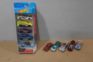 lot 126 image: Hot Wheels 5-Pack Die Casts with 5 Loose Cars