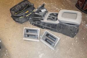 lot 134 image: 1999 Suburban Interior Parts - Console, Dash Inserts