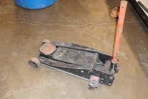 lot 147 image: Floor Jack