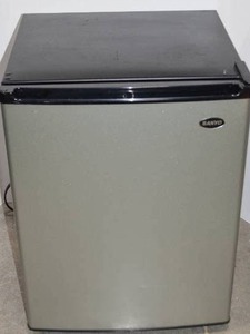 lot 17 image: Sanyo Mini Fridge