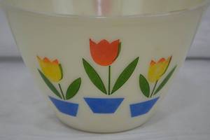 lot 40 image: Vintage Fire King Tulip Mixing Bowl