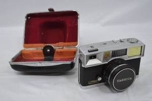 lot 52 image: Vintage Yashica Flash-O-Set 35 MM Camera