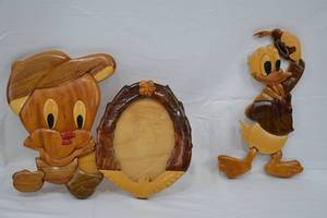 lot 89 image: Wooden Looney Tunes Decor