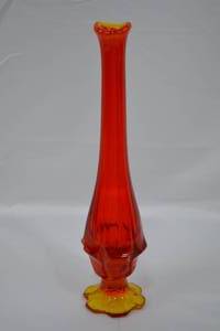 lot 101 image: Vintage Fenton Glass Valencia Amberina Swung Vase