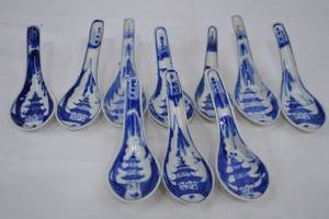 lot 163 image: Lot of Chinese Blue & White Porcelain Soup Spoons