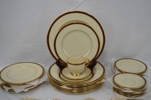 lot 174 image: Lenox Fine Porcelain China Presidental Collection