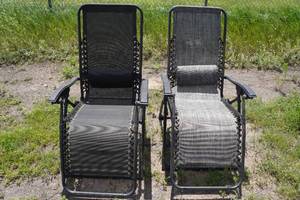lot 1I image: 2 Folding Lounge Chairs
