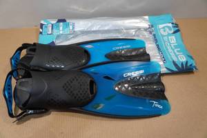 lot 47 image: Cresssi Blue Adult Snorkel Fins - Size SM