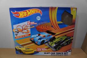 lot 103 image: Hot Wheels Slot Car Track Set