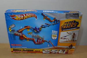 lot 104 image: Hot Wheels Gorilla Takedown Track Set