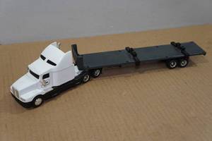 lot 106 image: Ertl John Deere Kenworth 164 Scale Replica