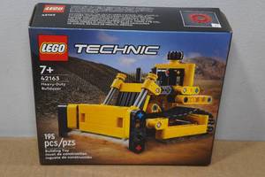 lot 125 image: Lego Technic Heavy Duty Bulldozer