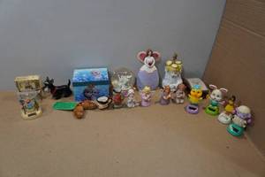lot 258 image: Assorted Trinkets and Toys - Lady and Tramp Figurine