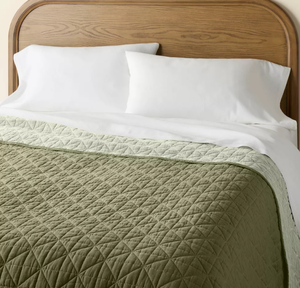 lot 460 image: Reversible Lightweight Quilt Tonal Green - Hearth & Hand