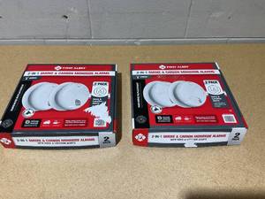 lot 239 image: LOT OF 2 2PCS First Alert 2in1 Smoke & Carbon Monixide Alarms Wired