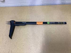 lot 428 image: Fiskars 12 4 Claw Stand Up Stainless Steel Hand Weeder
