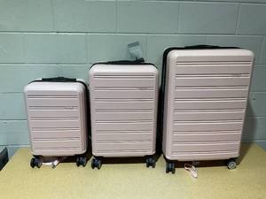 lot 33 image: Travel Select Snow Creek Matte Hardside Spinner Luggage Set