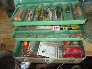 lot 19 image: Vintage tan metal toolbox containin...