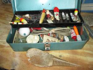lot 21 image: Vintage medium green metal toolbox ...