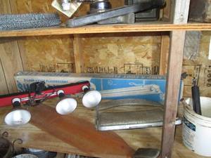lot 24 image: 4-lamp Move-Lite, 2-lamp florescent...