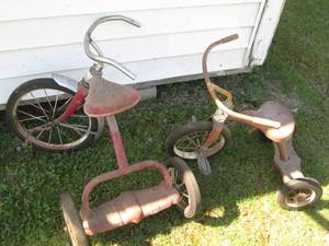 lot 29 image: (2) different size and model vintag...
