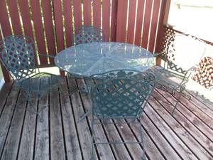 lot 35 image: Metal patio table with (4) decorati...