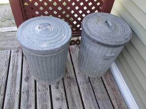 lot 36 image: Metal garage can with lid duo...