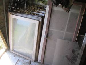 lot 050 image: Large arrortment of vintage windows and doors, great for crafts and art