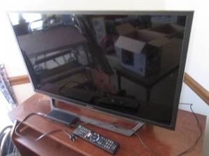 lot 4 image: Sony 32in flat-screen TV with base ...