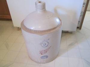 lot 66 image: 5 gallon Red Wing pottery jug in gr...