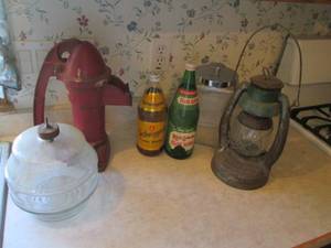 lot 68 image: Countertop pump, unopened soda bott...