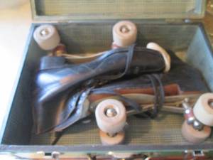 lot 69 image: Vintage rollerskatessize 9 in a cas...