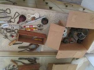 lot 72 image: Misc trinkets, door knobs, bottle o...