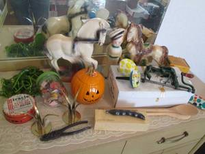 lot 73 image: Vintage Chalkware, toys, decor item...