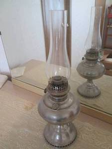 lot 86 image: Vintage oil lamp...