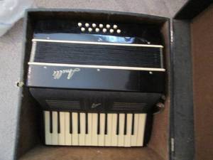 lot 87 image: Beautiful Amelli accordion...