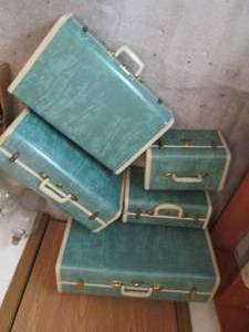 lot 90 image: Vintage luggage set. Lovely turquoi...
